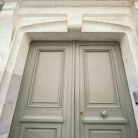 Chic Proche Metro Apartment Paris